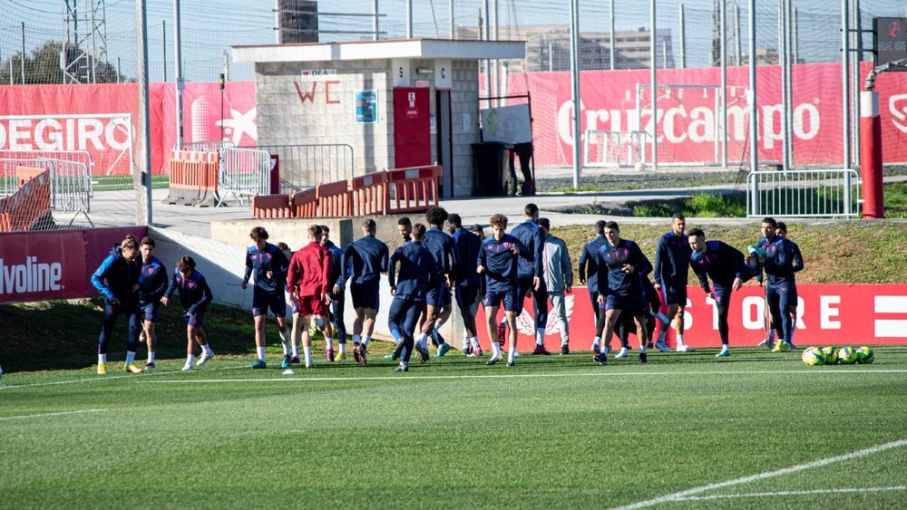 El Sevilla FC ejercitándose en la Ciudad Deportiva. Foto: Mario Míjenz