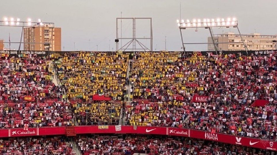 La afición del Cádiz, en la zona reservada a la afición visitante en el Ramón Sánchez-Pizjuán. Foto: Cádiz CF