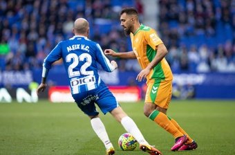 Borja Iglesias trata de zafarse de Aleix Vidal este sábado en Cornellá-el Prat.- RBB