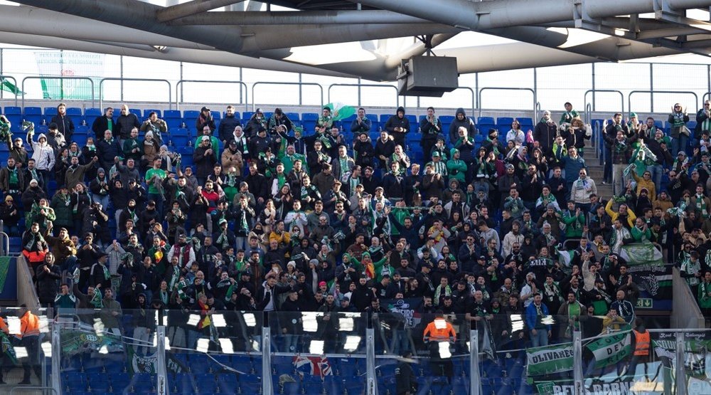 El central del Real Betis, Edgar González, formado en el Espanyol, tuvo a familiares y amigos el el RCDE Stadium. Foto: @RealBetis