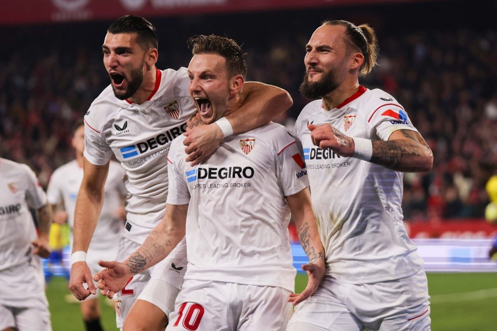 Rafa Mir, Rakitic y Gudelj celebran el tanto del croata ante el Cádiz. Foto: LaLiga.