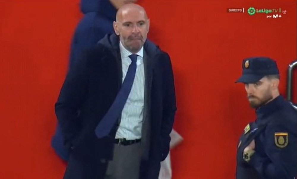 El director general deportivo del Sevilla FC, Monchi, mostró su enfado dando una patada a una botella después de que Hernández Hernández anulara el gol de Lamela por fuera de juego previo de Óliver Torres. Foto: @MovistarFutbol