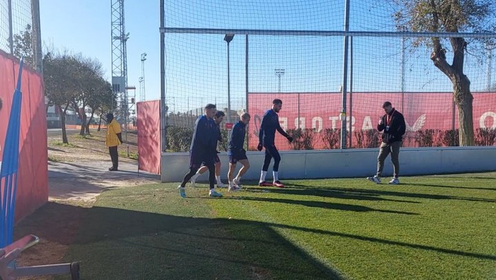 Papu Gómez vuelve a un entrenamiento del Sevilla sin Januzaj, con molestias