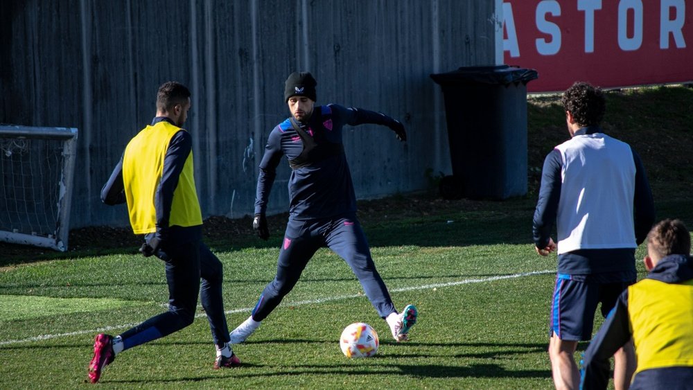 Imagen de Januzaj entrenado con el Sevilla FC | Imagen: Mario Míjenz