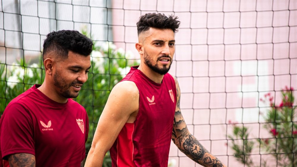 Álex Telles y Corona llegando a un entrenamiento del Sevilla FC | Imagen: Mario Míjenz