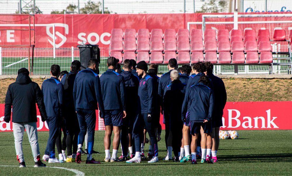 El Sevilla FC ejercitándose en la Ciudad Deportiva José Ramón Cisneros Palacios. Foto: Mario Míjenz