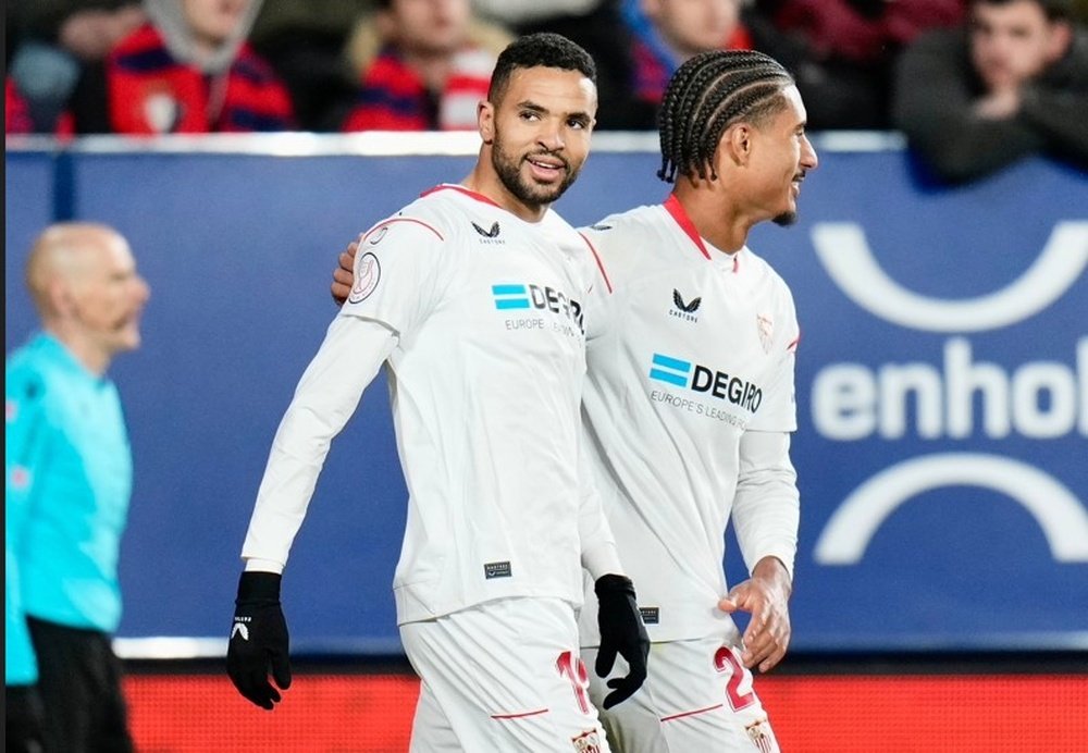 El delantero del Sevilla FC, Youssef En-Nesyri, celebra el gol con el que forzó la prórroga ante Osasuna. Junto a él, LoÏc Badé. Foto: SFC Media