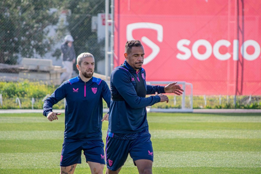 Fernando Reges y Papu Gómez, en el entrenamiento del Sevilla FC. Foto: Mario Míjenz