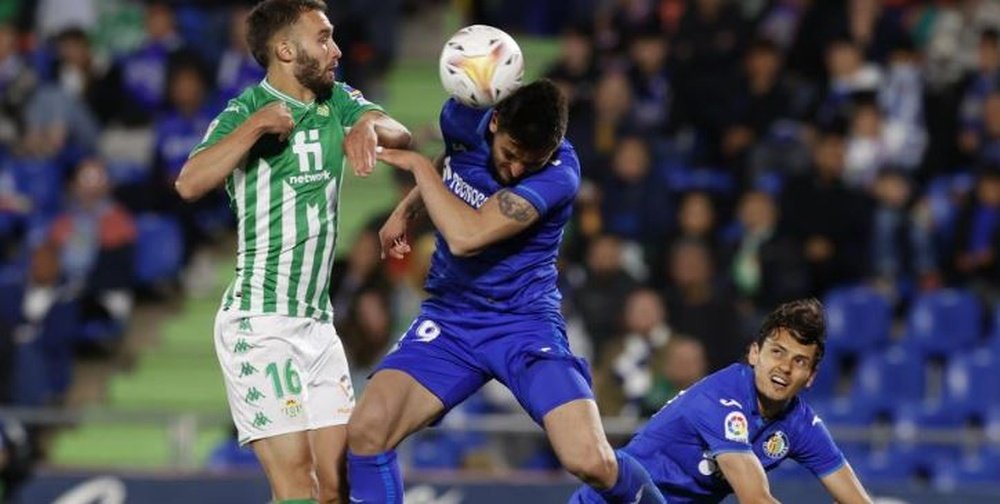 Pezzella despeja un balón durante una reciente visita del Real Betis al Coliseum Alfonso Pérez.- Efe