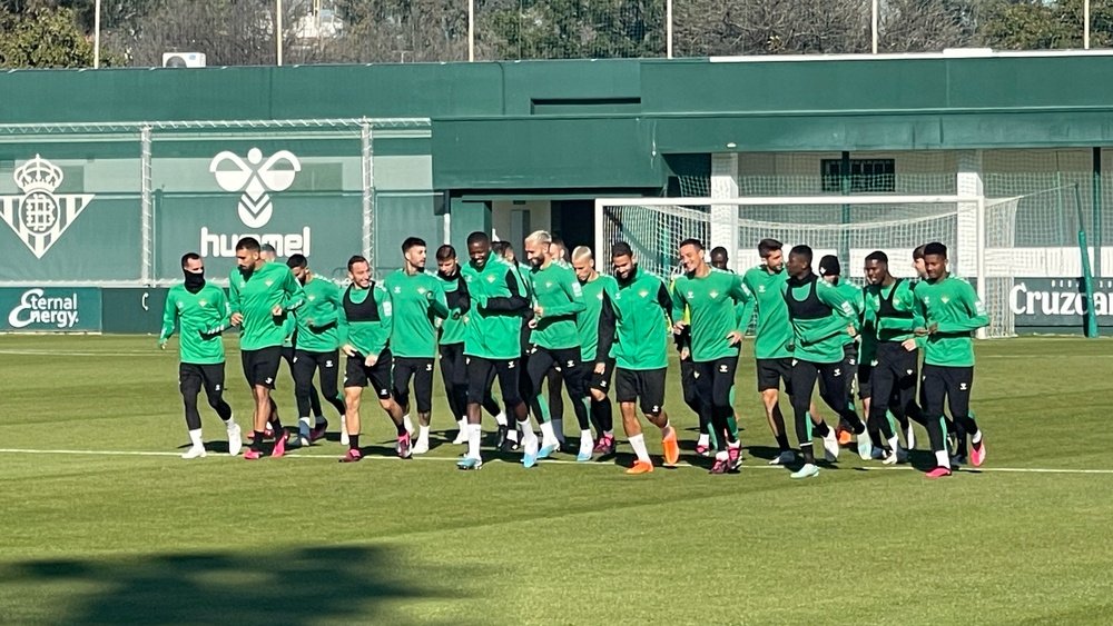 El Real Betis se entrena en la Ciudad Deportiva Luis del Sol.