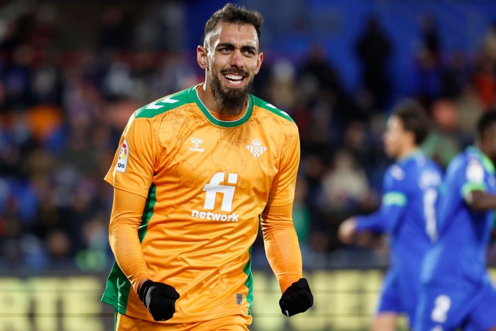 El delantero del Betis, Borja Iglesias, celebra el primer gol del equipo andaluz durante el encuentro correspondiente a la jornada 19 de Primera División en el Coliseum Alfonso Pérez, en Getafe. EFE / Chema Moya.