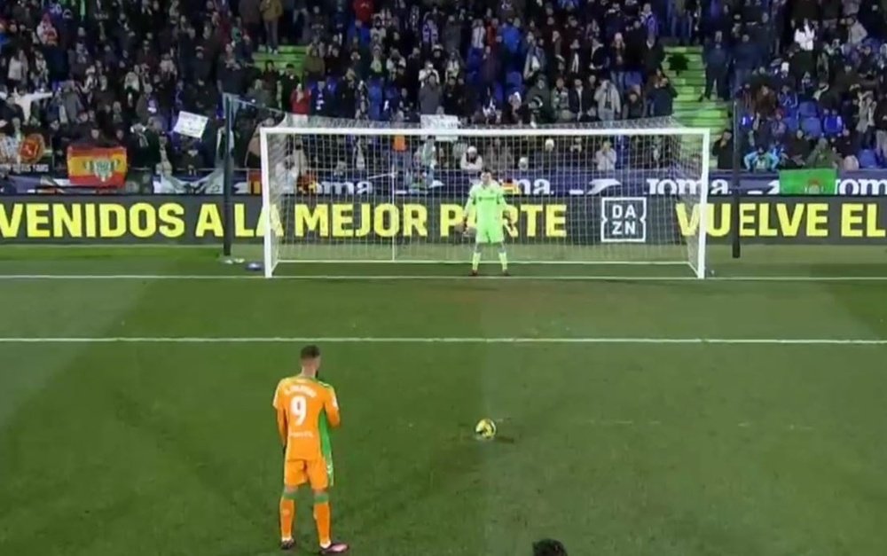 Borja Iglesias anotó su primer penalti como jugador bético ante David Soria, al que ha vuelto a batir este sábado, anotando otro gol que valía la victoria.- Captura DAZN