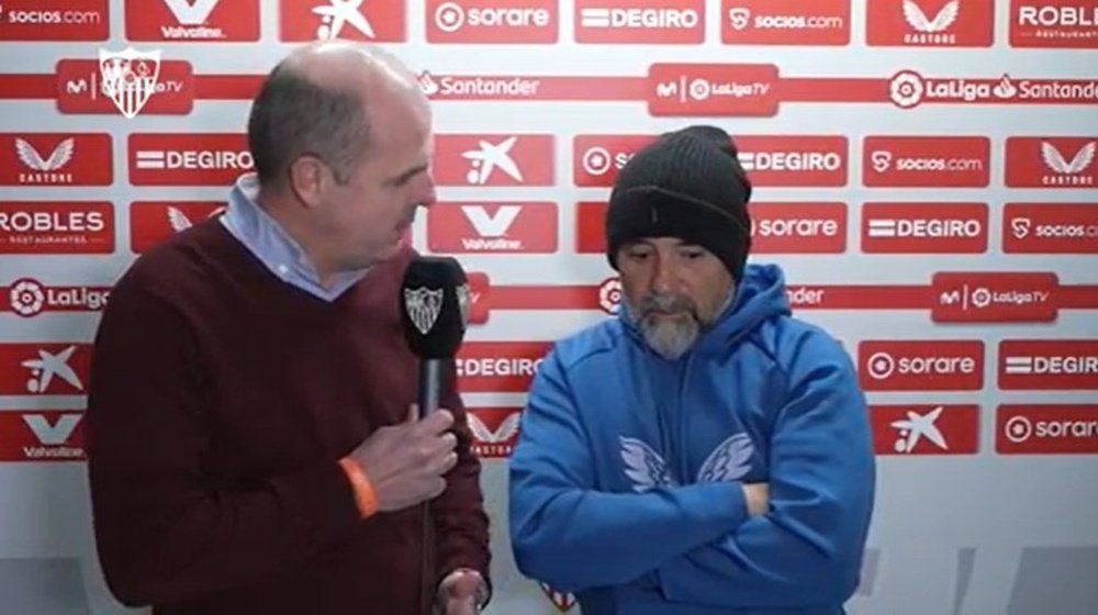 El entrenador del Sevilla FC, Jorge Sampaoli, atiende a los medios del club a la conclusión del partido ante el Elche. Foto: Captura SFC Media