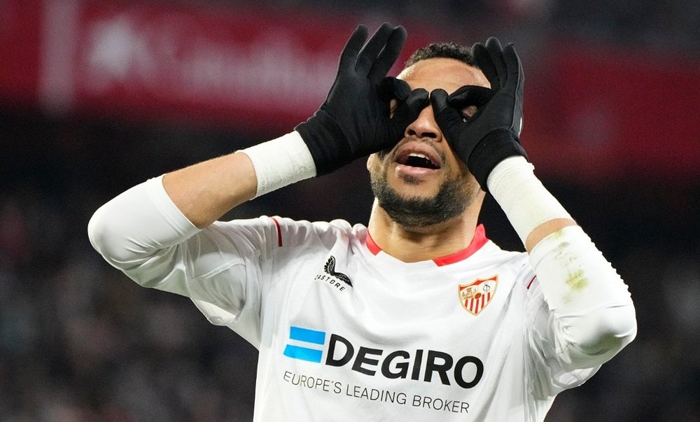 El delantero del Sevilla FC, Youssef En-Nesyri, celebra uno de sus dos goles ante el Elche. Foto: SFC Media