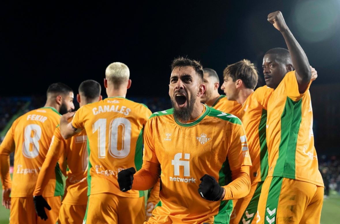 Borja Iglesias celebra con los cientos de aficionados béticos presentes en el Coliseum Alfonso Pérez de Getafe el gol del triunfo en el tramo final del partido.- RBB