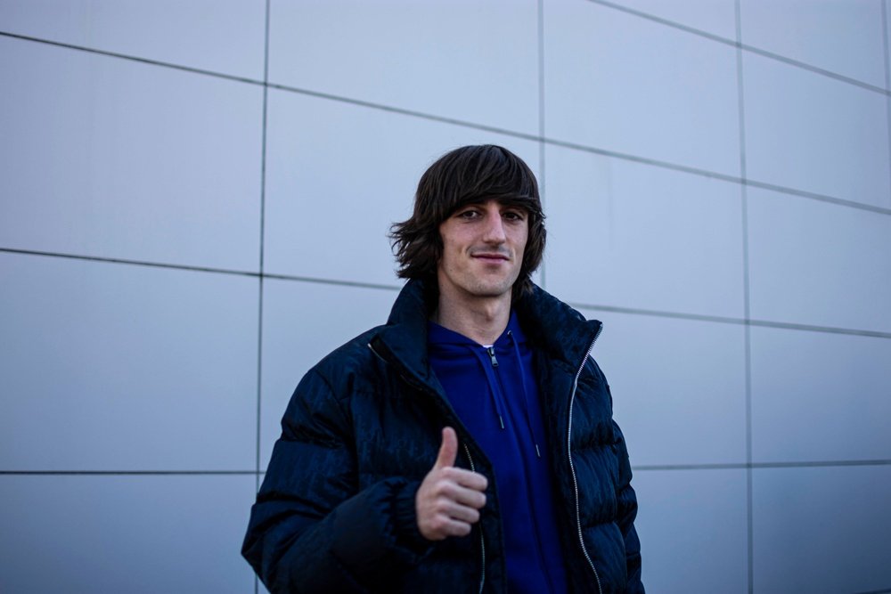 Imagen de Bryan Gil en el aeropuerto de Sevilla | Imagen: Mario Míjenz