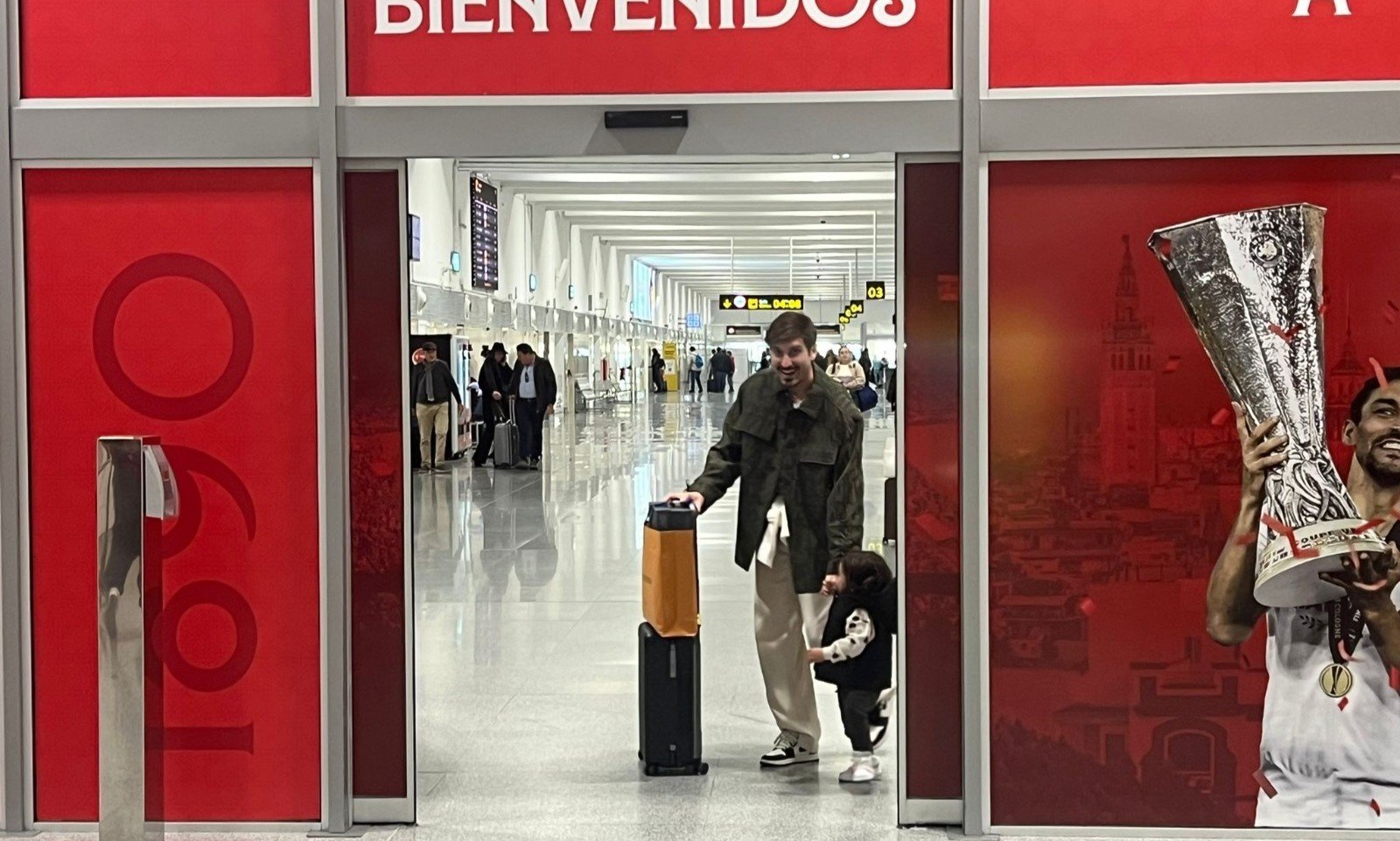 José Gómez Campaña en el aeropuerto de San Pablo, Sevilla.