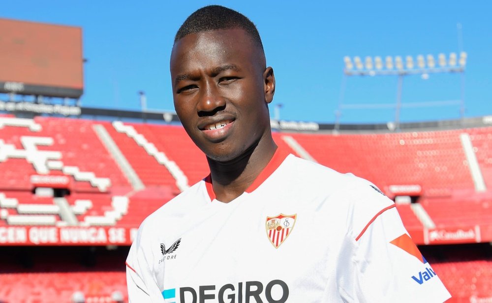 Pape Gueye posa como jugador del Sevilla FC. Foto: SFC Media.