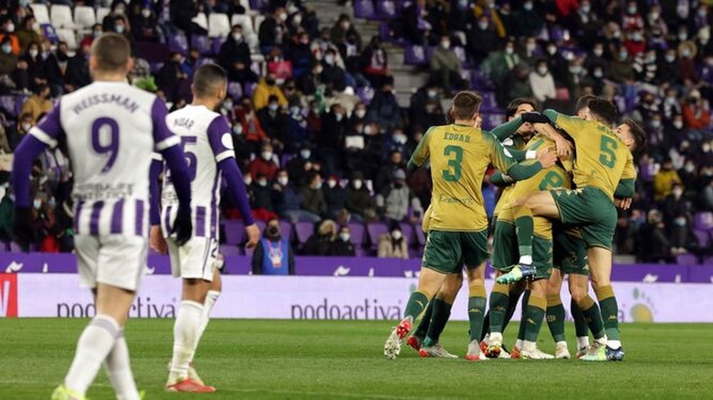 Los jugadores béticos celebran uno de los goles del triunfo copero en Valladolid del año pasado.- Efe