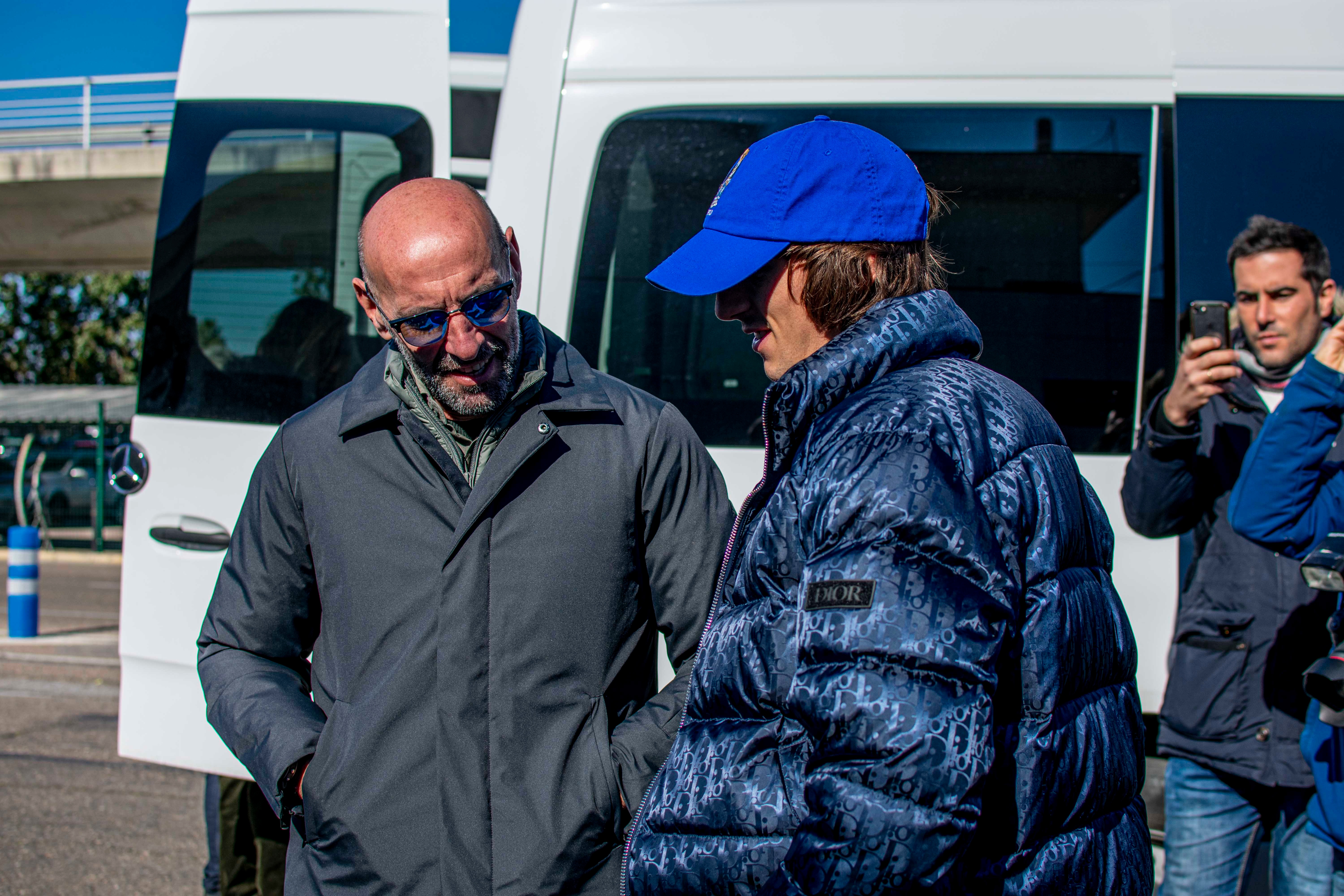 Imagen de Bryan Gil con Monchi en el aeropuerto de Sevilla | Imagen: Mario Míjenz