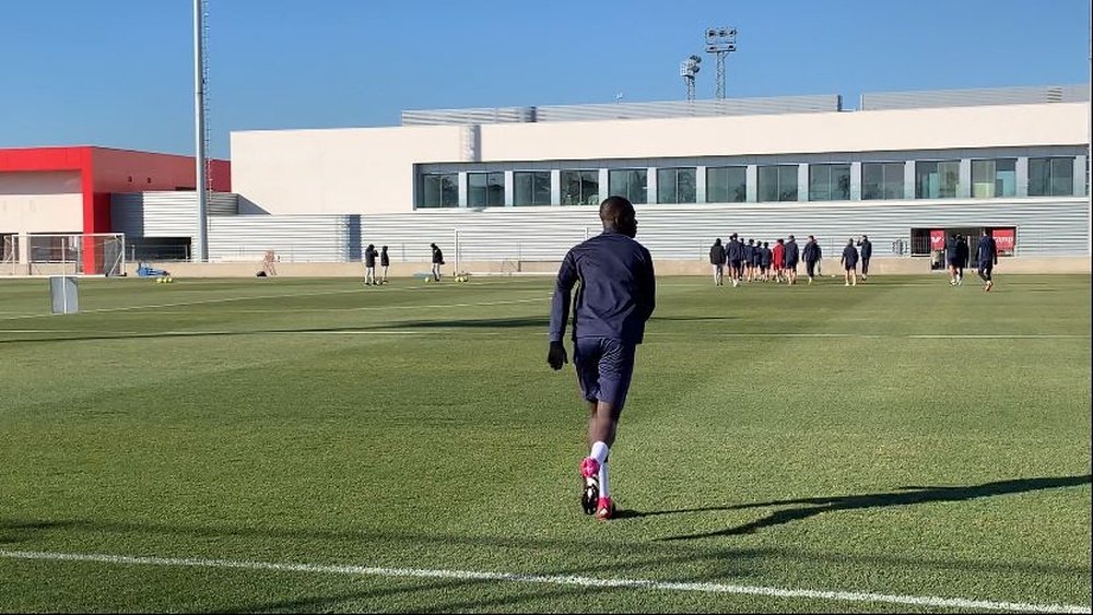 Pape Gueye, en su primer entrenamiento con el Sevilla FC. Foto: José Manuel Rodríguez