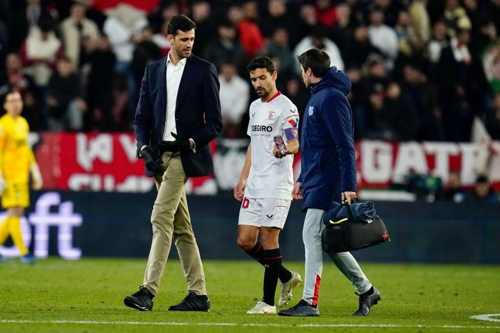 Jesús Navas abandonando el Ramón Sánchez-Pizjuán lesionado ante el Elche CF. Foto: @SevillaFC