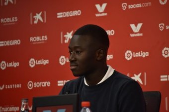 Pape Gueye, en su presentación como nuevo jugador del Sevilla FC. Foto: Mario Míjenz