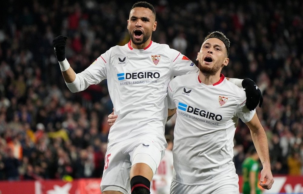 Lucas Ocampos, celebrando un gol junto a En-Nesyri, ha vuelto al Sevilla FC tras su fracasada cesión en el Ajax. Foto: SFC Media