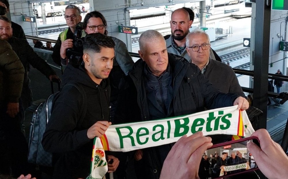 Ayoze Pérez, en Santa Justa con la bufanda del Real Betis, junto al director deportivo, Antonio Cordón,- Pablo García / Mario Mijenz