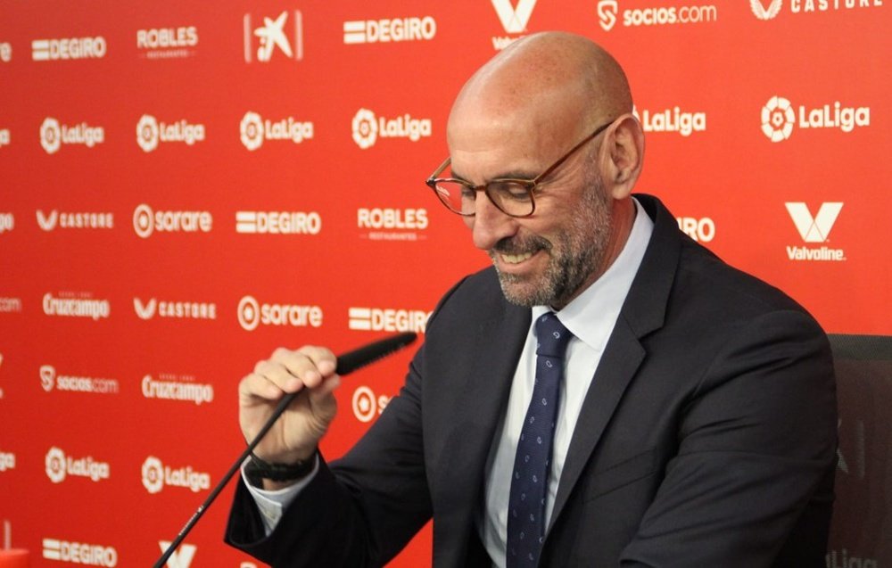 El director general deportivo del Sevilla FC, Monchi, momentos antes de comenzar la rueda de prensa en la que ha hecho balance del mercado de invierno 2022-23. Foto: Pablo Sánchez