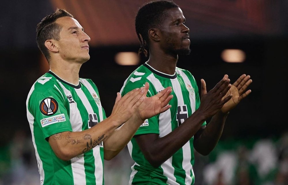 Paulk Akouokou, en la imagen junto a Andrés Guardado, sigue teniendo abiertas las puertas del Real Betis para salir del club.- RBB