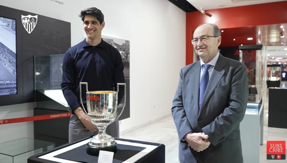 El portero del Sevilla FC, Yassine Bono, junto al presidente Pepe Castro, al que ha entregado su Trofeo Zamora para que se exponga en el Museo del club. Foto: SFC Media