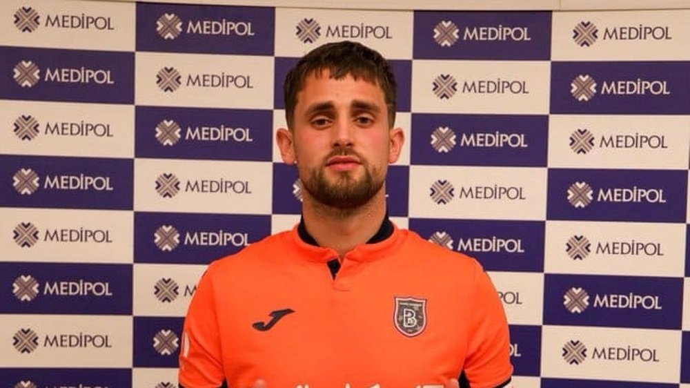 Adnan Januzaj posando con su nueva camiseta. Foto: Istanbul Basaksehir