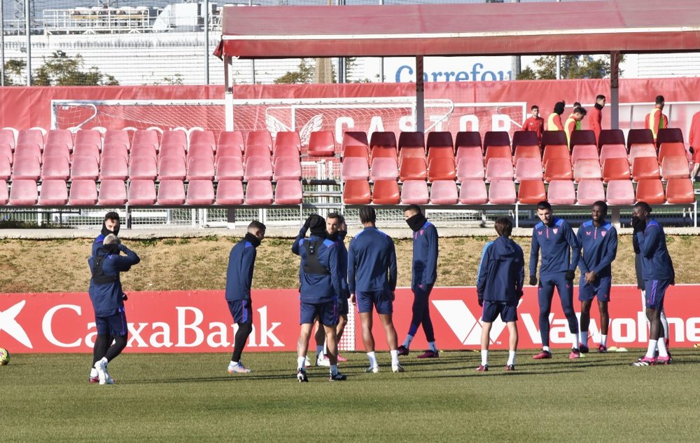 El Sevilla FC ejercitándose en la mañana del viernes 3 de febrero. Foto: Mario Míjenz