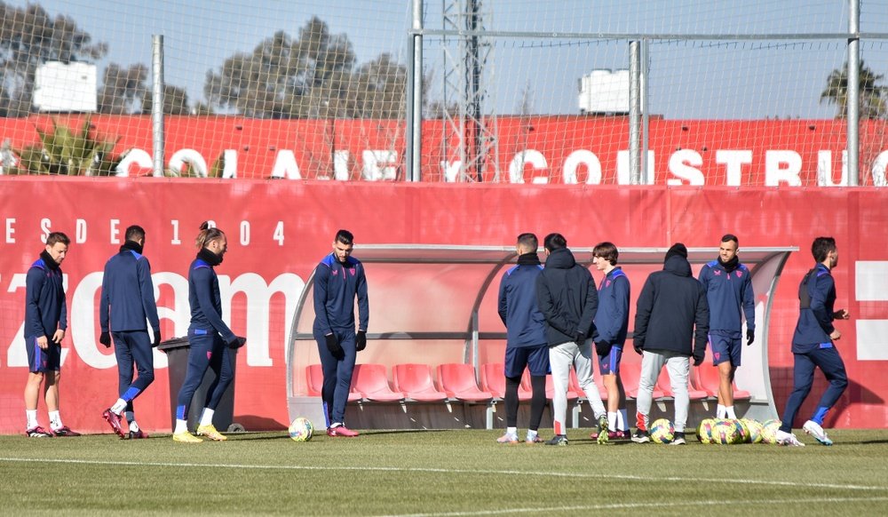 Imagen del entrenamiento del Sevilla FC en la Ciudad Deportiva José Ramón Cisneros Palacios | Imagen: Mario Míjenz