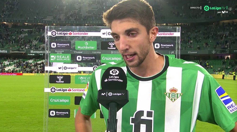 Édgar González, jugador del Betis, atendiendo a la prensa tras el empate contra el Sevilla en el Benito Villamarín en LaLiga 2022-23. Captura/MovistarLaLiga