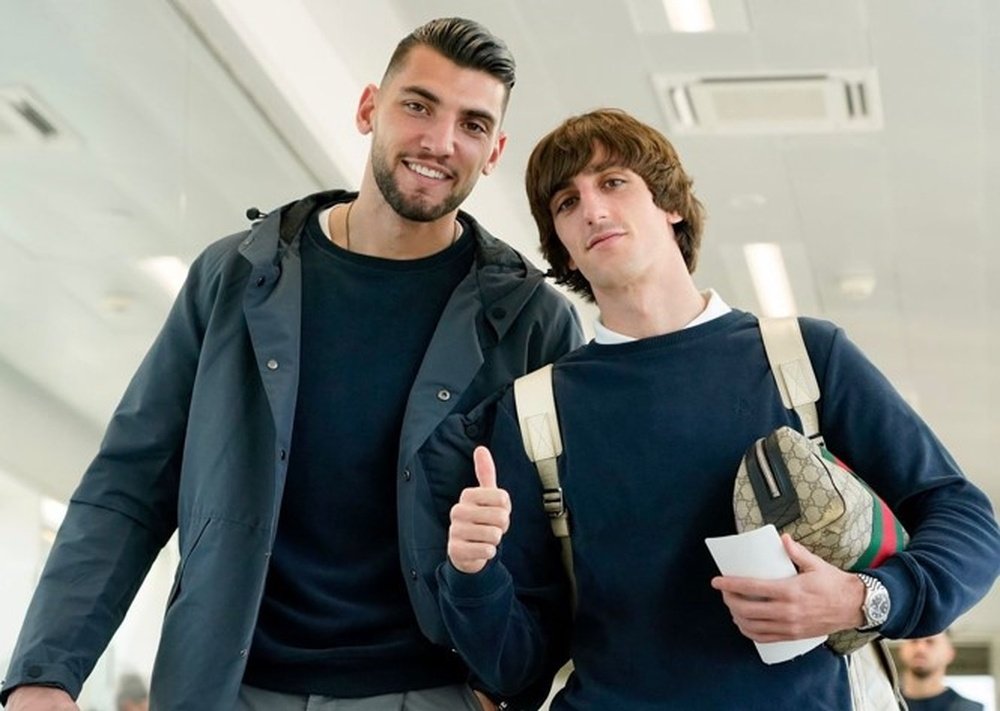 Los jugadores del Sevilla FC, Rafa Mir y Bryan Gil, a la llegada del Sevilla FC a Barcelona. Foto: SFC Media