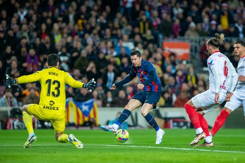 Bono detiene el tiro de Lewandowski. Foto: FC Barcelona.