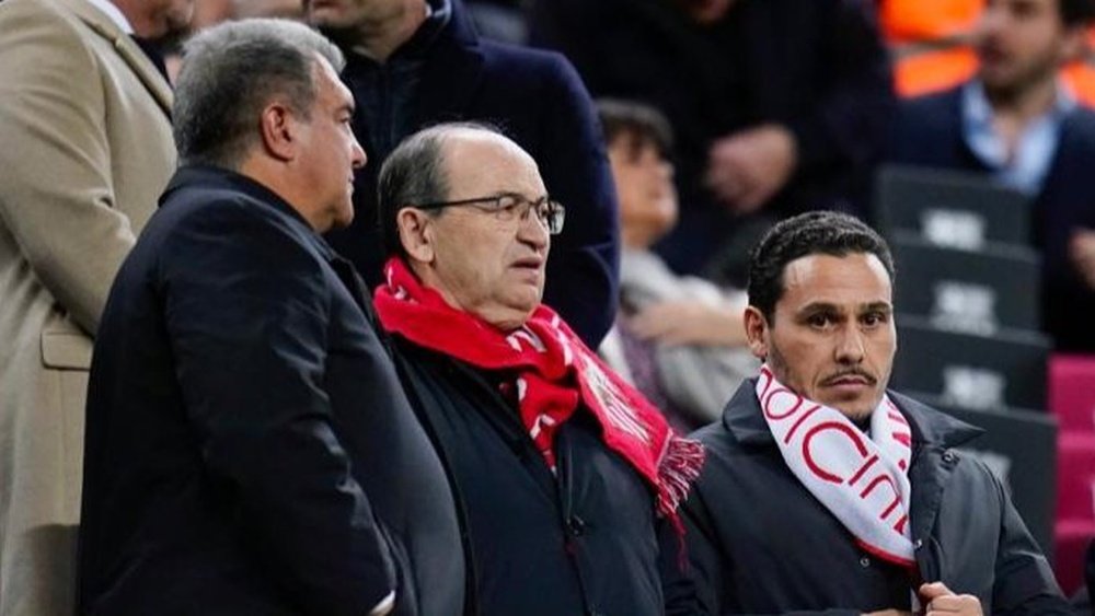José Castro y José María del Nido Carrasco lucen bufandas del Sevilla FC junto a Joan Laporta. Foto: SFC Media.