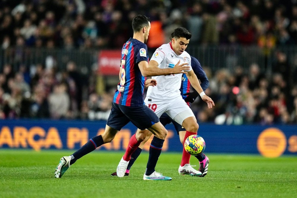 Marcos Acuña y Sergi Busquets luchan por un balón en el FC Barcelona- Sevilla FC. Foto: SFC Media.