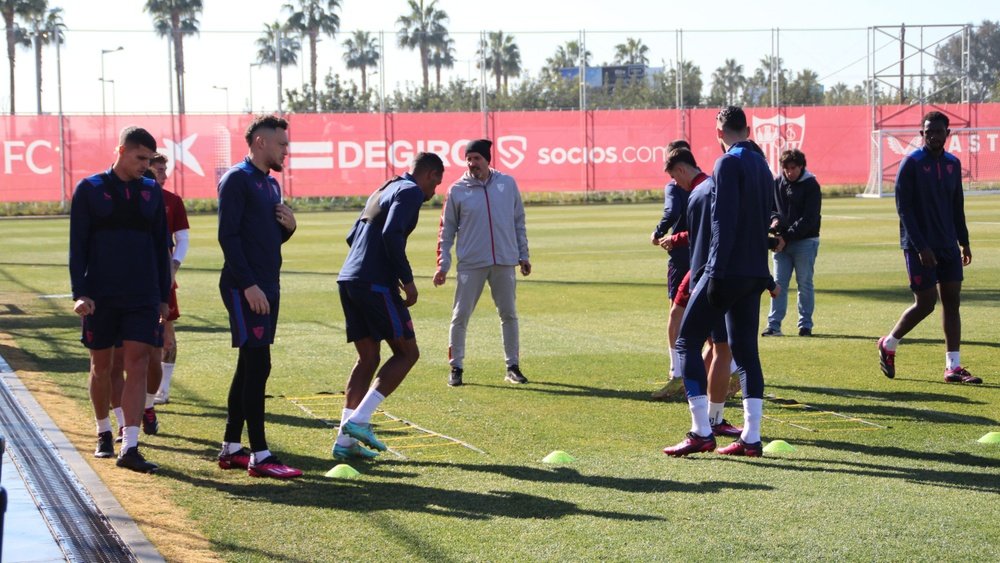 Los jugadores del Sevilla FC entrenan en la Ciudad Deportiva José Ramón Cisneros Palacios. Foto: Pablo Sánchez.