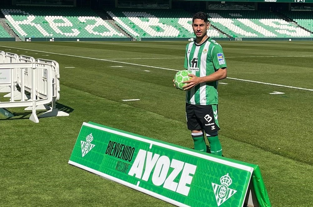 Ayoze posa sobre el césped del Benito Villamarín