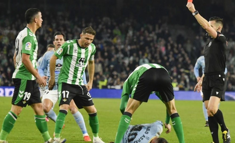 Del Cerro Grande muestra la roja directa a Luiz Felipe, mientras Iago Aspas simula una agresión en el suelo.-