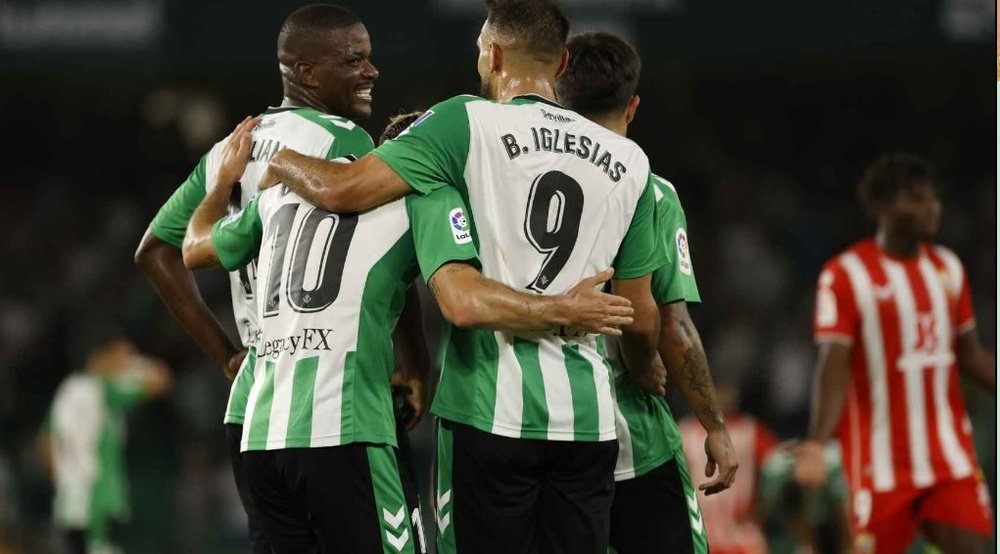 William Carvalho, que no jugará el sábado por sanción, hizo dos de los tres goles del Real Betis al Almería en la primera vuelta. El otro fue obra de Borja Iglesias.- Efe