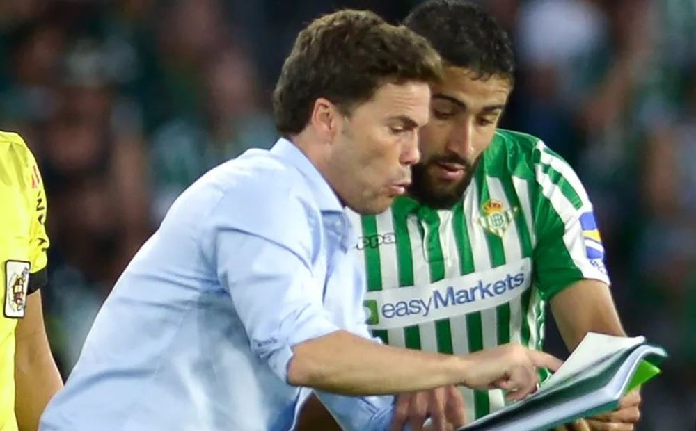 Rubi da instruciones a Fekir durante su etapa como entrenador del Real Betis.-