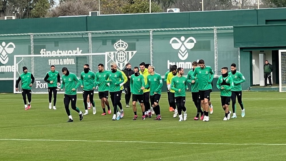 El Real Betis se ejercita en la CD Luis del Sol.