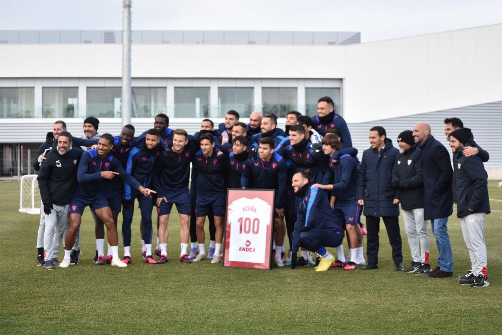 Marcos Acuña celebrando sus 100 partidos con el Sevilla FC. Foto: Mario Míjenz