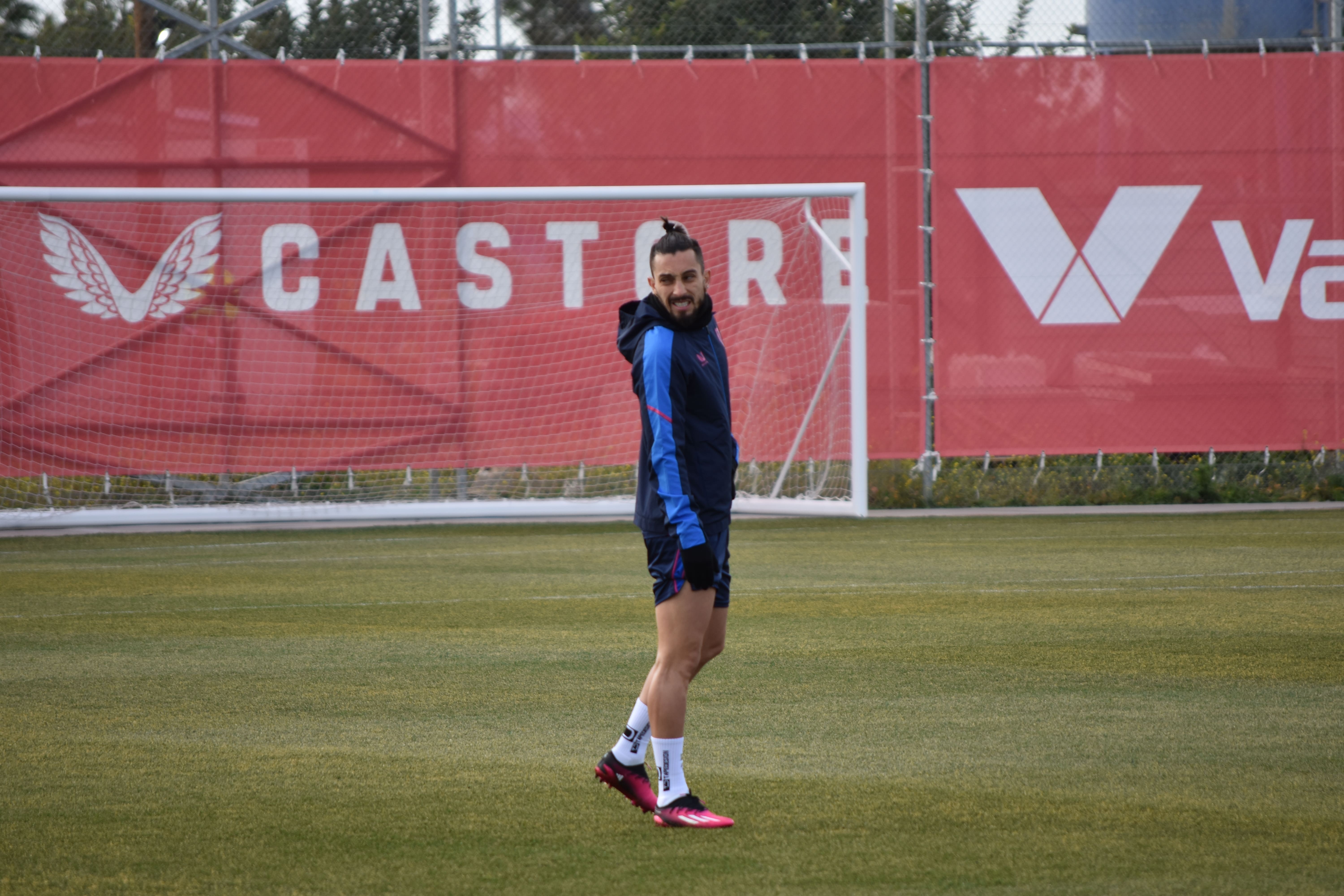 Imagen de Alex Telles en el entrenamiento del Sevilla FC | Imagen: Mario Míjenz
