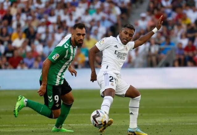 Borja Iglesias y Rodrygo, durante el Real Betis - Real Madrid de la primera vuelta.- Efe