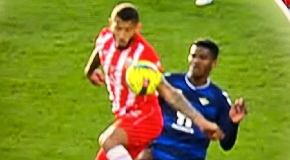 La mano de Luis Suárez que vio Iglesias Villanueva en el VAR y no Alberola Rojas, tras consultar el VAR.- Captura DAZN